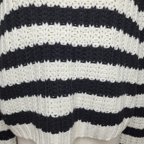 Forever 21 Striped Black and Cream Turtleneck Sweater Size Large - Picture 6 of 11